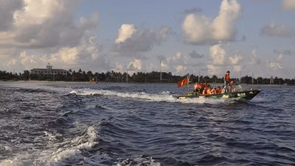 Giữa muôn trùng biển khơi, đảo Nam Yết được “xanh hóa” bằng các loại cây mang đặc trưng của biển như: Dừa, phong ba, bão táp, phi lao, xương rồng…