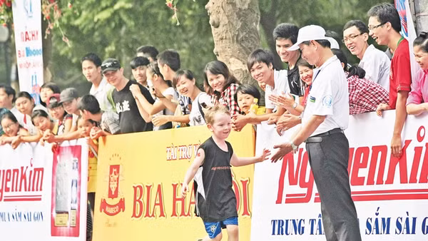 Em bé nước ngoài được chào đón và cổ vũ khi tham gia một sự kiện thể thao quốc tế tại Hà Nội. Ảnh: Minh Lê