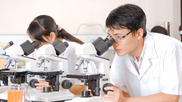 Giờ thực hành của sinh viên Ðại học Nông Lâm thành phố Hồ Chí Minh.         Ảnh: Văn Tuấn