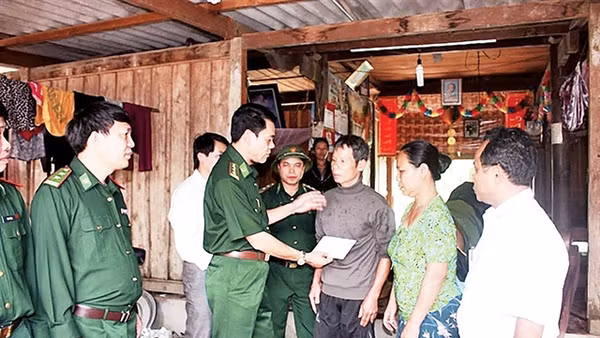 Thượng tá Võ Trọng Hải, Chỉ huy trưởng BĐBP Hà Tĩnh tặng quà cho hộ khó khăn thôn Khe Năm.