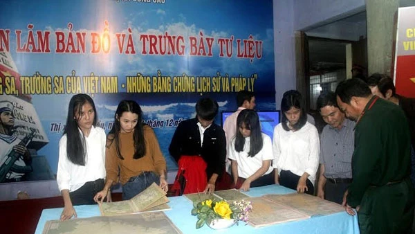 Các đại biểu và nhân dân xem triển lãm.