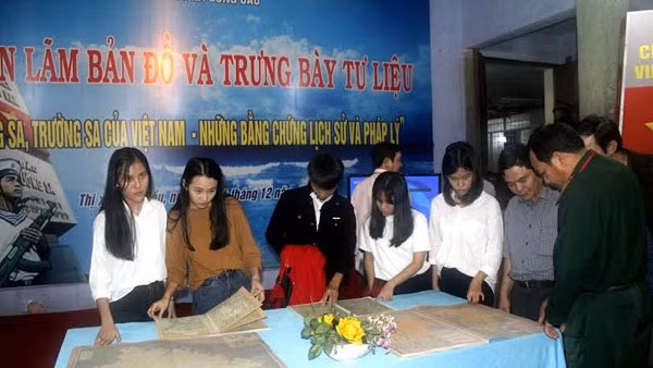 Các đại biểu và nhân dân xem triển lãm.