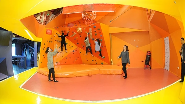 Sự đa dạng về thiết kế, về những trải nghiệm đã thu hút giới trẻ đến với Tổ hợp nghệ thuật và sáng tạo Hanoi Creative City.Ảnh: Hải Thanh