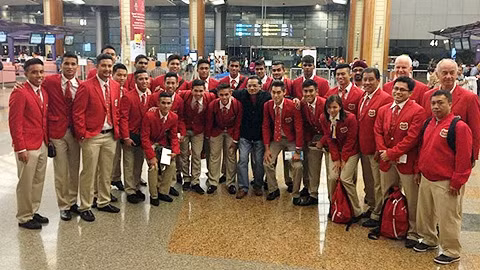 Đội tuyển U23 Singapore chụp ảnh lưu niệm tại sân bay trước khi lên đường sang Myanmar tham dự SEA Games 27. (Ảnh: LĐBĐ Singapore)