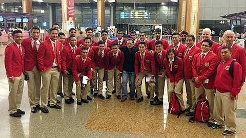 Đội tuyển U23 Singapore chụp ảnh lưu niệm tại sân bay trước khi lên đường sang Myanmar tham dự SEA Games 27. (Ảnh: LĐBĐ Singapore)