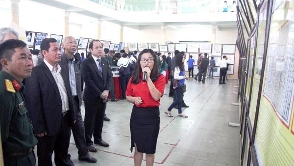 Trong không gian triển lãm.