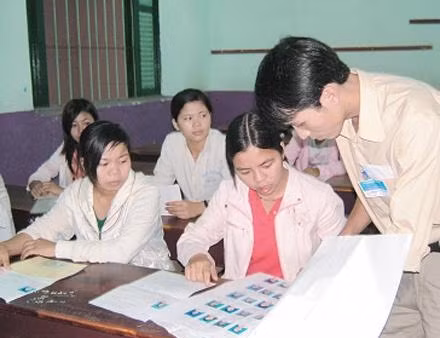 Ðối chiếu ảnh với chứng minh nhân dân, phiếu báo thi trước giờ thi tại điểm thi Trường Lê Quý Ðôn.