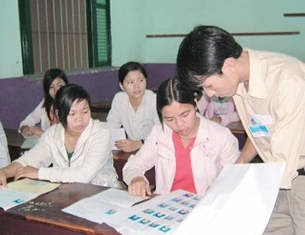 Ðối chiếu ảnh với chứng minh nhân dân, phiếu báo thi trước giờ thi tại điểm thi Trường Lê Quý Ðôn.