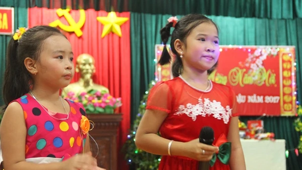 Hai em nhỏ sinh sống ở đảo tham gia giao lưu văn nghệ cùng các cán bộ, chiến sĩ đảo Trường Sa.