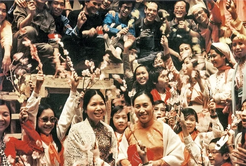 Bà Nguyễn Thị Bình (thứ ba, từ trái sang)chung vui đêm Tết Hòa bình cùng bà con Việt kiều tại Nhà hát Maubert-Mutualité ngày 3-2-1973.