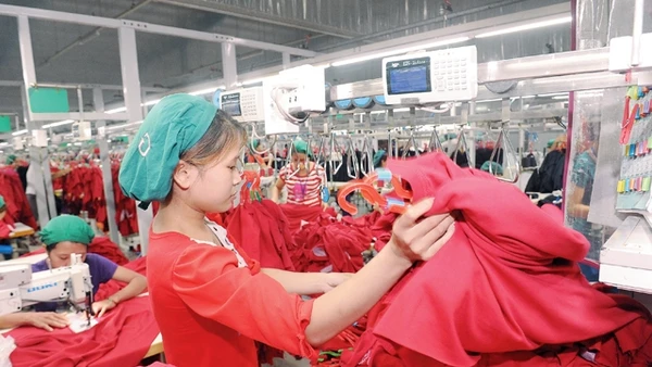 Ngành may xuất khẩu là nguồn thu ngoại tệ lớn cho đất nước.         Ảnh: thanh chương