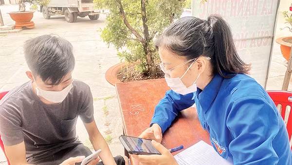 Đoàn viên, thanh niên quận Thủ Đức đến nhà dân hỗ trợ khai báo y tế.