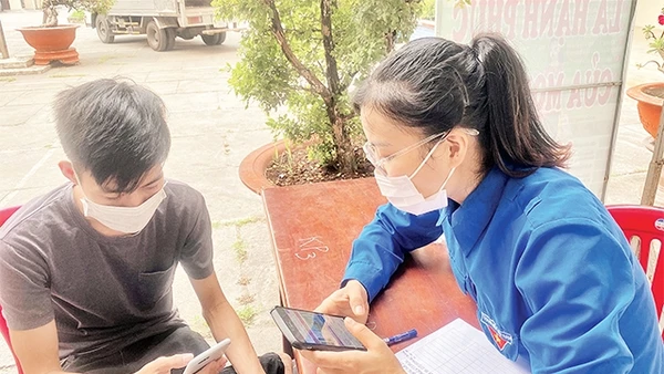 Đoàn viên, thanh niên quận Thủ Đức đến nhà dân hỗ trợ khai báo y tế.