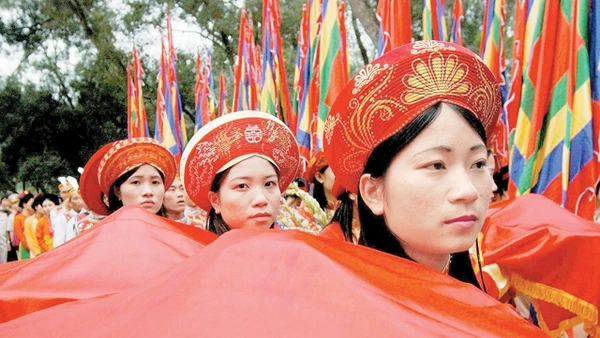 Dâng hương tưởng nhớ công ơn các Vua Hùng tại Lễ hội Ðền Hùng.    Ảnh: Anh Minh