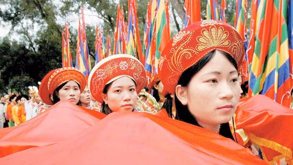 Dâng hương tưởng nhớ công ơn các Vua Hùng tại Lễ hội Ðền Hùng.    Ảnh: Anh Minh