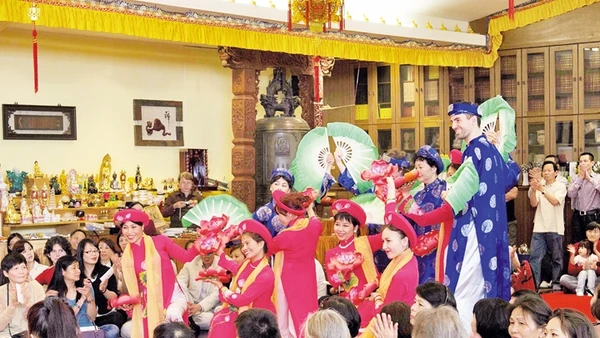 Múa áo dài dưới đài sen tại Lễ Phật đản chùa Phật Huệ tháng 5-2014. 