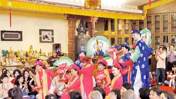 Múa áo dài dưới đài sen tại Lễ Phật đản chùa Phật Huệ tháng 5-2014. 