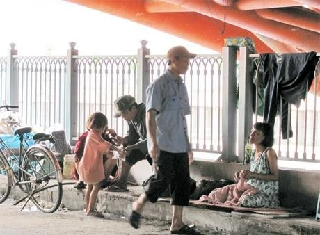 Một số người dân vô tư kê giường sống ngay bên bờ kênh.