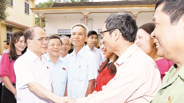 Chủ tịch QH Nguyễn Sinh Hùng tiếp xúc cử tri xã Thạch Bằng, huyện Lộc Hà, tỉnh Hà Tĩnh.                             Ảnh: NHAN SÁNG (TTXVN)