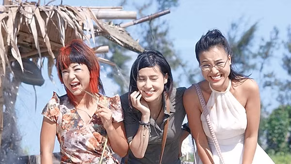 Cảnh trong phim hài "Chuyện ba cô nàng".