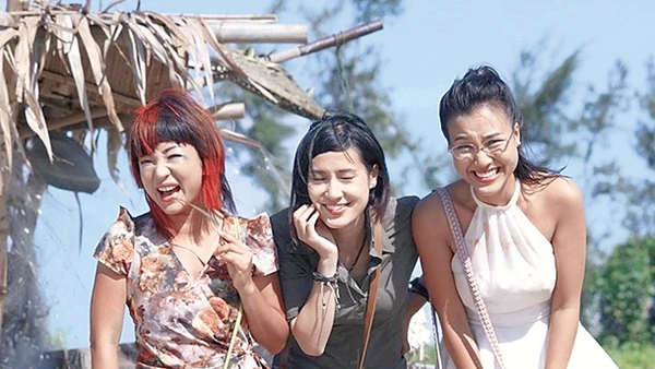 Cảnh trong phim hài "Chuyện ba cô nàng".