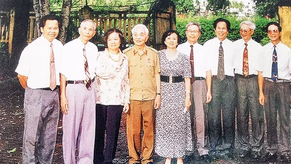 Đại gia đình ông Hoàng Thúc Cẩn chụp hình với Đại tướng Võ Nguyên Giáp và phu nhân.