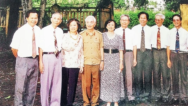 Đại gia đình ông Hoàng Thúc Cẩn chụp hình với Đại tướng Võ Nguyên Giáp và phu nhân.
