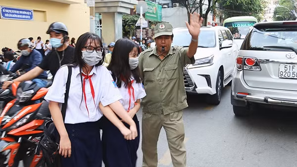 Học sinh thành phố Hồ Chí Minh tiếp tục học lệch giờ để tránh kẹt xe.