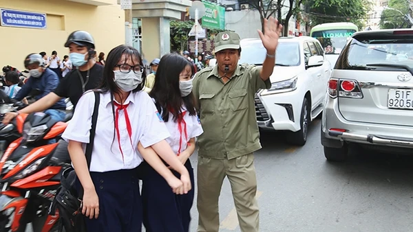 Học sinh thành phố Hồ Chí Minh tiếp tục học lệch giờ để tránh kẹt xe.