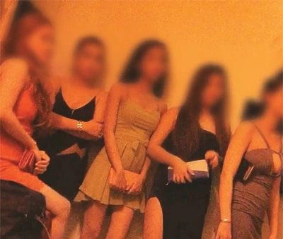 Những cô gái ăn mặc hở hang trong những nhà hàng không thực đơn.