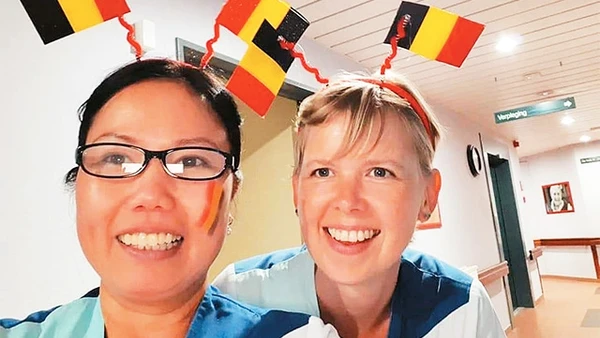 Chị Lê Thị Trúc Loan cùng đồng nghiệp trong dưỡng đường cổ vũ đội bóng đá Bỉ.