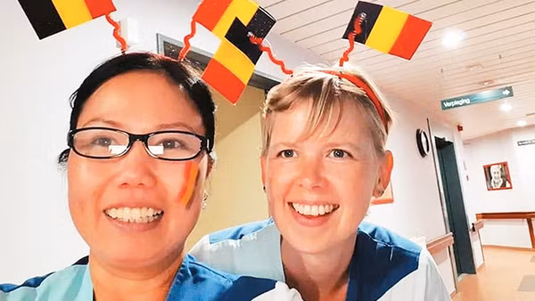 Chị Lê Thị Trúc Loan cùng đồng nghiệp trong dưỡng đường cổ vũ đội bóng đá Bỉ.