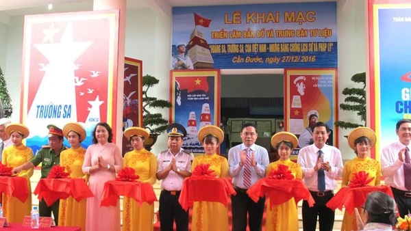 Cắt băng khai mạc triển lãm tư liệu về Hoàng Sa, Trường Sa tại huyện Cần Đước, tỉnh Long An.