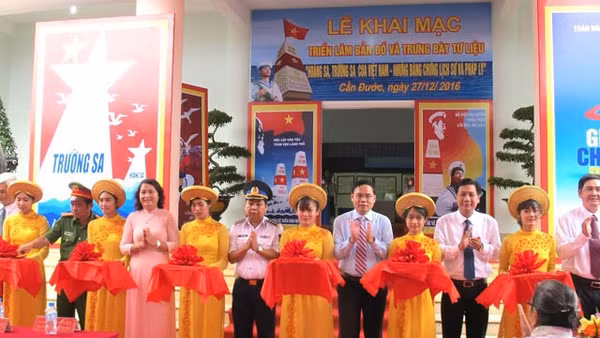 Cắt băng khai mạc triển lãm tư liệu về Hoàng Sa, Trường Sa tại huyện Cần Đước, tỉnh Long An.