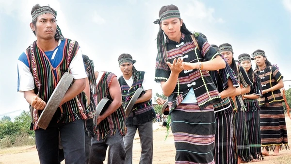 Những chàng trai, cô gái miền sơn cước biểu diễn cồng chiêng và dân vũ.