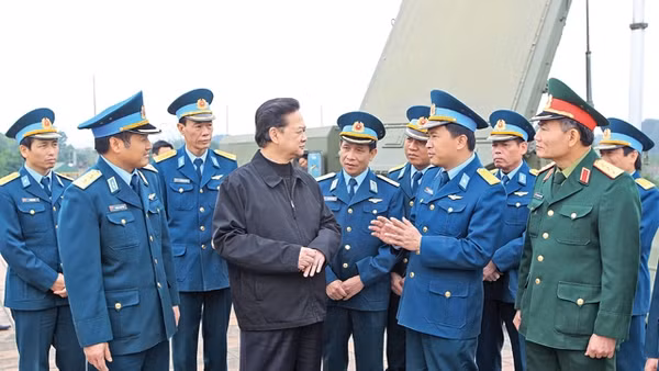 Thủ tướng Nguyễn Tấn Dũng thăm Ðoàn tên lửa phòng không 64. Ảnh: ĐỨC TÁM - TTXVN
