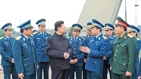 Thủ tướng Nguyễn Tấn Dũng thăm Ðoàn tên lửa phòng không 64. Ảnh: ĐỨC TÁM - TTXVN