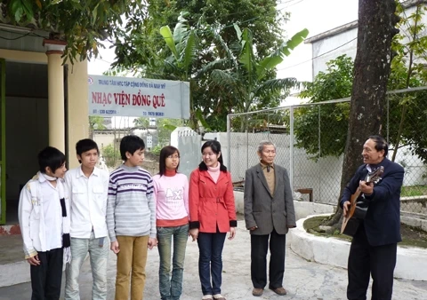 Thầy và trò cùng hát cho nhau nghe.