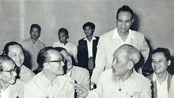 Bác Hồ nói chuyện thân mật với các đại biểu trí thức dự Hội nghị chính trị đặc biệt, tháng 3-1964. Ảnh tư liệu