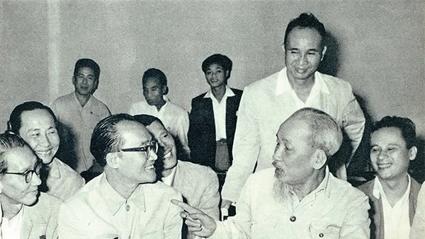 Bác Hồ nói chuyện thân mật với các đại biểu trí thức dự Hội nghị chính trị đặc biệt, tháng 3-1964. Ảnh tư liệu