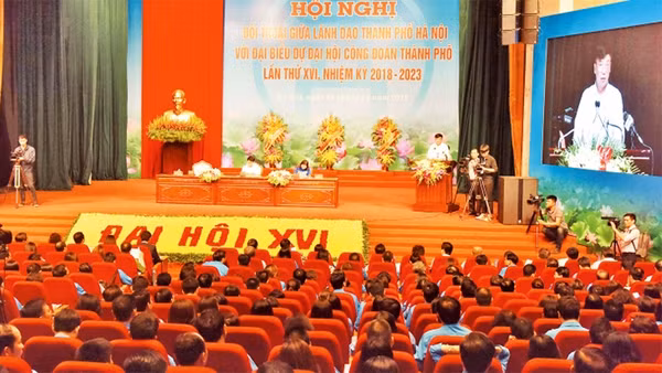 Hội nghị đối thoại giữa lãnh đạo thành phố với đại biểu dự Ðại hội Công đoàn thành phố lần thứ 16, ngày 24-4-2018. Ảnh: DUY LINH