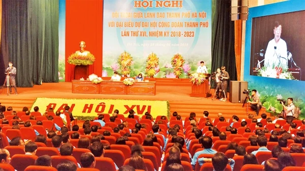 Hội nghị đối thoại giữa lãnh đạo thành phố với đại biểu dự Ðại hội Công đoàn thành phố lần thứ 16, ngày 24-4-2018. Ảnh: DUY LINH