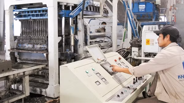 Sản xuất gạch từ tro xỉ của nhà máy nhiệt điện, hướng đi mới của ngành vật liệu xây dựng Việt Nam. Ảnh: Linh Linh