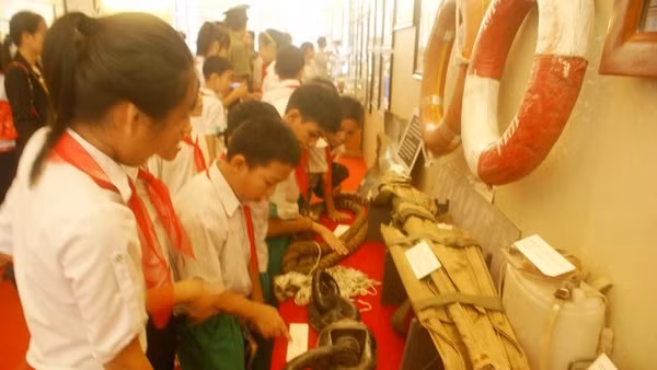 Triển lãm thu hút đông đảo học sinh đến tham quan.