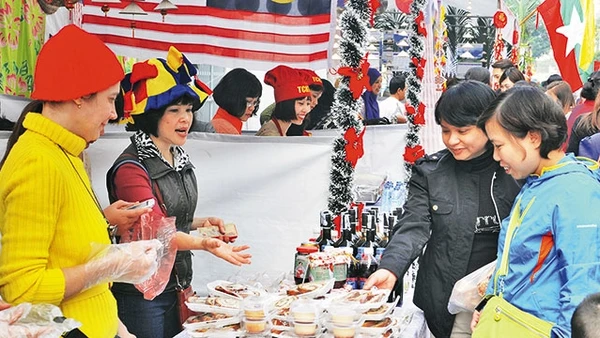 Món ăn Việt luôn chinh phục được khách nước ngoài. Ảnh: NAM ANH