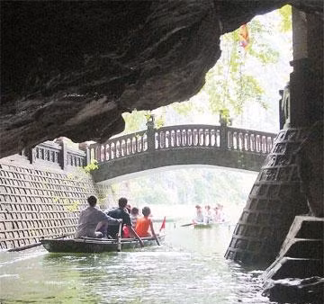 Nhiều hang động chạy xuyên qua những dãy núi sừng sững.