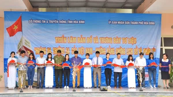 Lễ cắt băng khai mạc triển lãm.