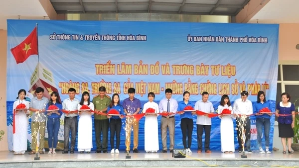 Lễ cắt băng khai mạc triển lãm.