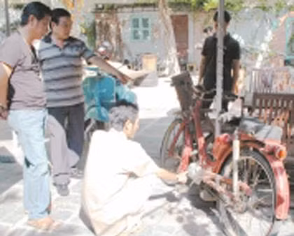 Khách hàng đang xem một chiếc xe cổ sản xuất từ thập niên 30-40 của thế kỷ trước.