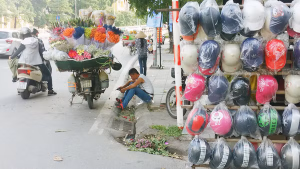 Tranh thủ nghỉ ngơi khi vắng khách.